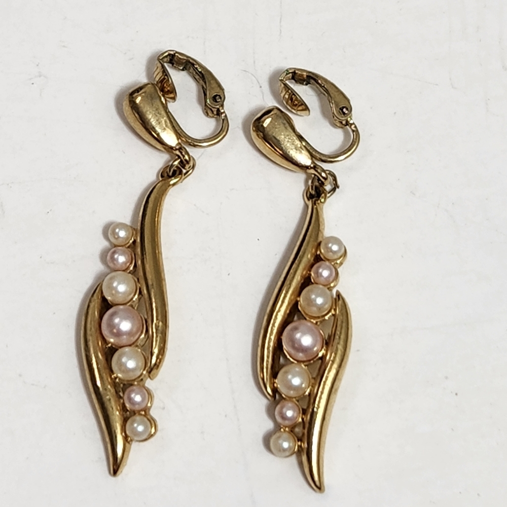 crown trifari dangle drop faux pearl goldtone clip on earrings 60s classic